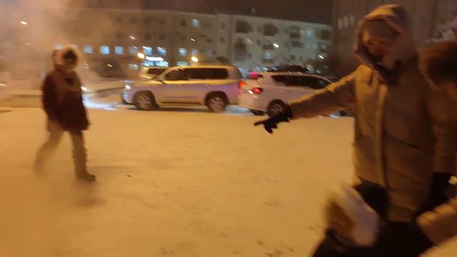 Зима начинается с Якутии! 1 декабря Зажгли ёлки в Якутске при -40°C. Чуть не отморозил пальцы. Олен