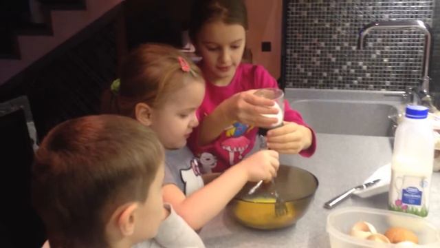 Супер Дети готовят еду. дети готовят еду сами. дети повара.Бернский зенненхуд Собака и ребенок. смотреть онлайн