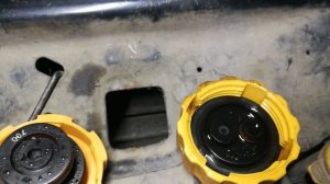 Показываю разницу между крышками расширительного бачка.