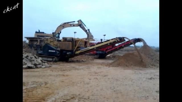 Работа экскаваторов в карьере CAT 345C LN и самоходные дробилки смотреть онлайн