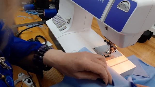 Важные нюансы, как обработать разрез на платье нижнего манжета и обработать боковой шов . смотреть онлайн