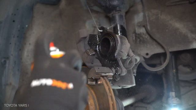 Как да сменим предни спирачни накладки на TOYOTA YARIS P1 [ИНСТРУКЦИЯ AUTODOC]