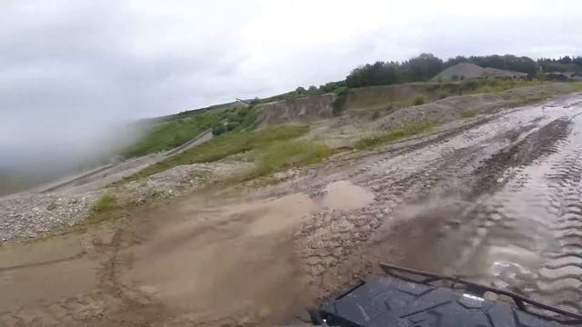 Spaß im Matsch mit Polaris 570 Touring смотреть онлайн