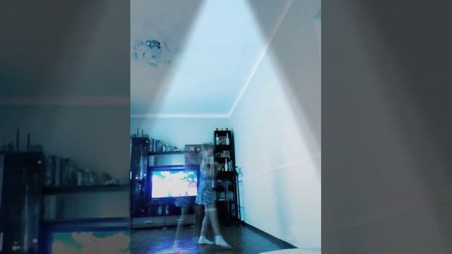 Песня про девочку которая танцует танцует танцует и поёт и смотреть онлайн