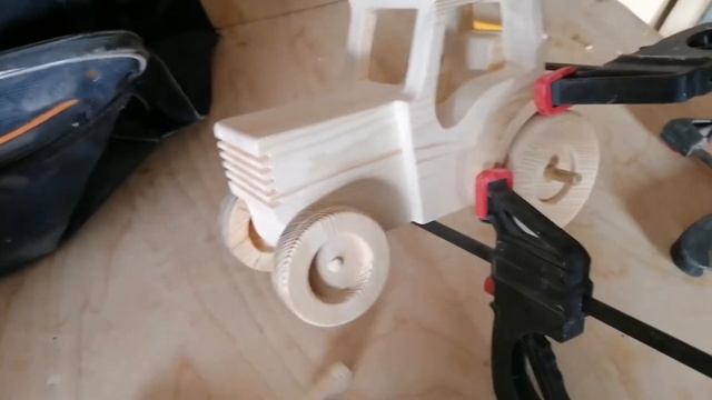 игрушка - деревянный трактор смотреть онлайн