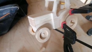 игрушка - деревянный трактор