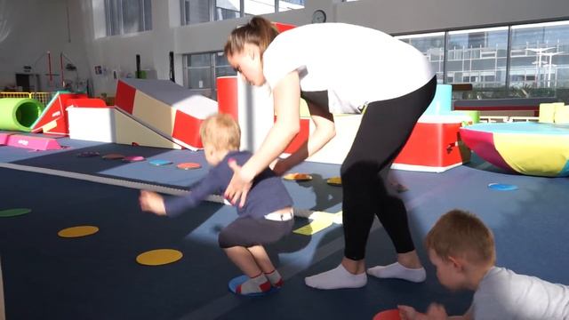 Как научить ребенка прыгать на двух ногах? смотреть онлайн