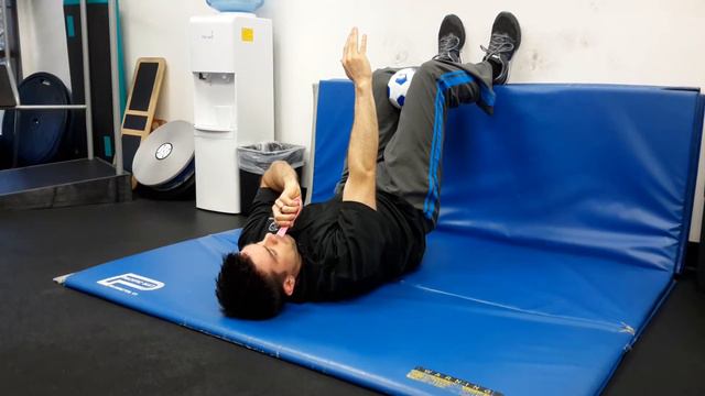 90 90 Hip Lift with Left Pelvic Shift & Right Arm Reach & Balloon смотреть онлайн