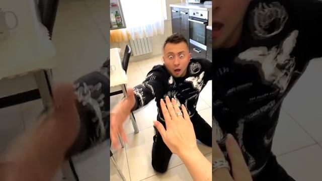 Как парень должен реагировать на новый маникюр по мнению девушки - #Shorts от Корявый VLOG смотреть онлайн