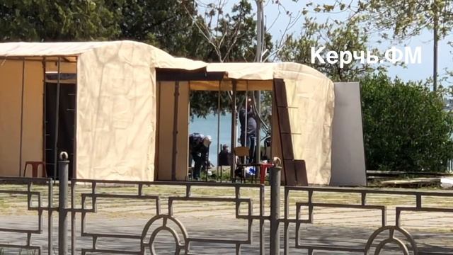 На набережной устанавливают палатки для торговли сувенирами смотреть онлайн