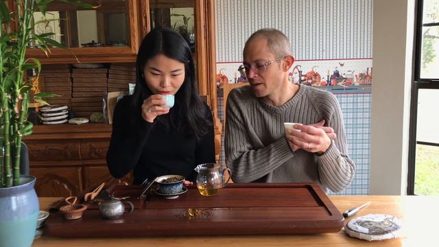 2018 Yunnan Sourcing "Autumn Ding Jia Zhai" Ancient Arbor Raw Pu-erh Tea Cake смотреть онлайн