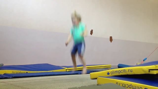 Сальто с винтом на батуте в 5 лет смотреть онлайн