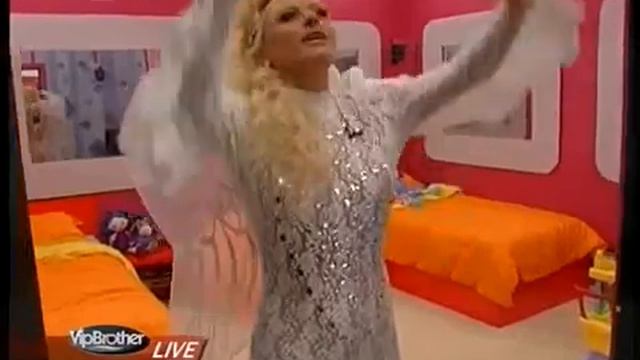 Камелия по прашки представя къщата на Vip Brother 3. смотреть онлайн