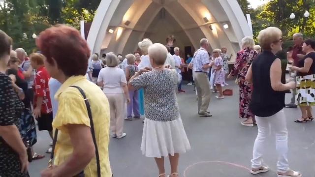 ПОДАРИ МНЕ НОЧКУ ПОДАРИ! ТАНЦЫ В ПАРКЕ ГОРЬКОГО ХАРЬКОВ 2021 смотреть онлайн