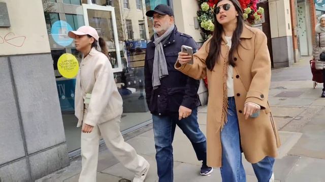 Spring street fashion. What are people wearing in London? смотреть онлайн