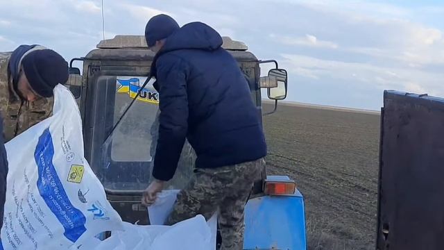 Вносим минеральные удобрения по рапсу. МТЗ 920 и МТЗ 82.1 Робочие будни продолжаются смотреть онлайн