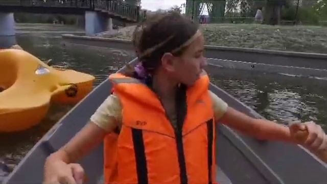 Альбина управляет лодкой. Парк Изумрудный 17.06.23г смотреть онлайн