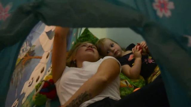 Ксюша со своею крестной играют в детской полатке или делают селфи)) смотреть онлайн