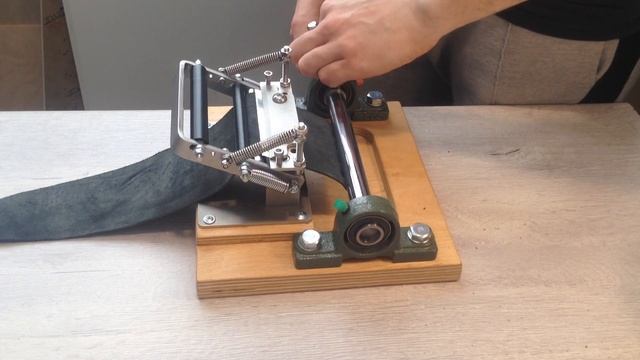 Станок для двоения кожи v2 Leather skiving machine смотреть онлайн