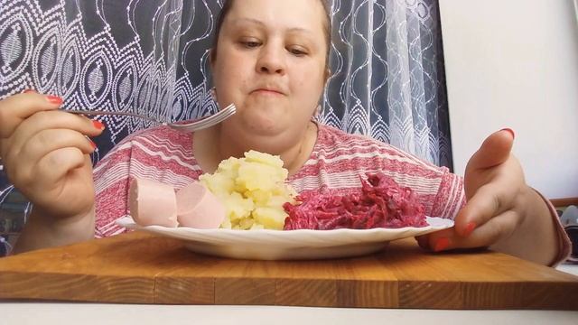 Мукбанг пюре салат сосиски смотреть онлайн