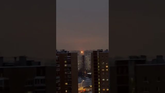 Горит труба. Видно из Царицыно? Как факел. Интересно, что горит??? смотреть онлайн