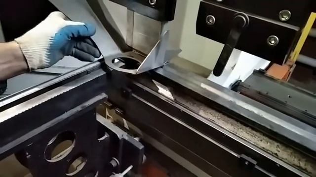 Будни опытного машиностроительного завода. Гнем заготовку на станке.