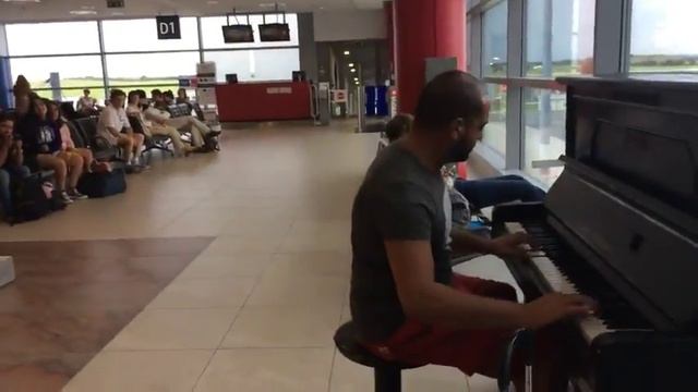 Пианист играет в аэропорту смотреть онлайн