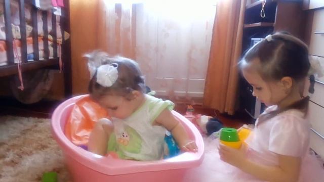 Милане годик , детская ванночка как манеж,играю сестрички, смешно, любят найти место не как все. смотреть онлайн