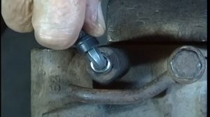 Самый лучший и безопасный способ выкручивания сломанного штуцера прокачки тормозов при помощи торкс