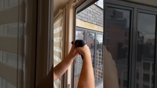 Видео инструкция по установке ограничителя открывания окна 