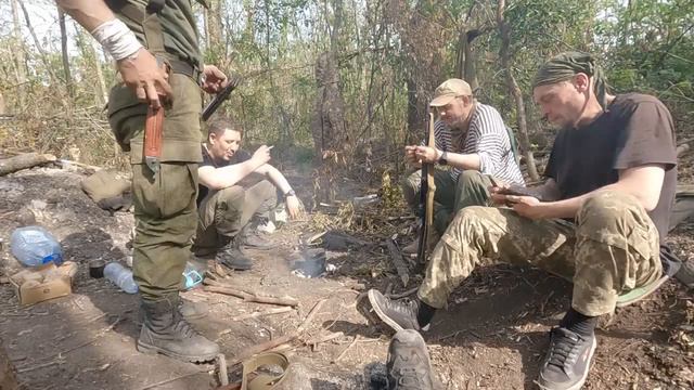 Быт солдата в лесу на СВО, 2022. Часть 1. Знакомство, разговоры у костра, переход на новую позицию. смотреть онлайн