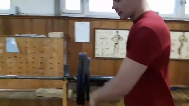 В качалке. Не смог поднять 100 кг. Саня вернулся в строй. смотреть онлайн