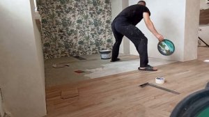 Укладка клеевой ПВХ плитки.Клеевой кварц-винил.