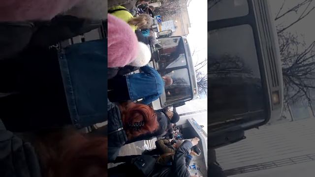 Харьков 08.04.2014 харьковчане блокируют автобус смотреть онлайн