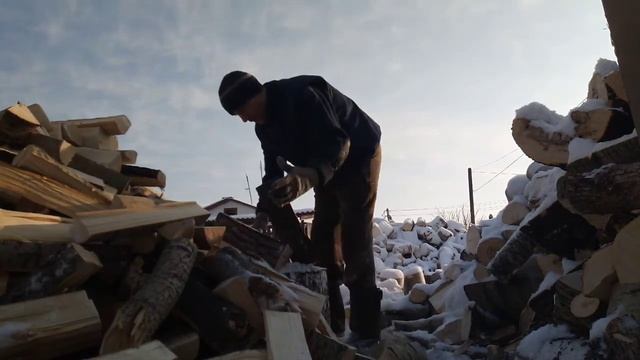 Топор - колун Fiskars X17 испытания. смотреть онлайн