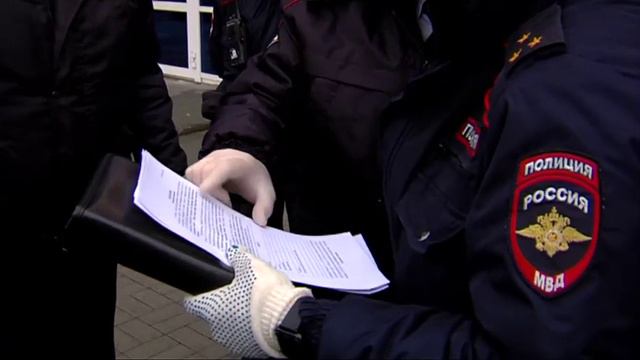 Полиция проверяет людей на улицах смотреть онлайн