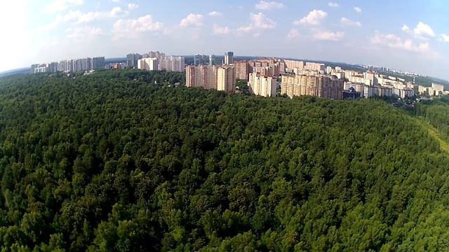 Полёт над Опалиховским лесопарком у лесного озера. смотреть онлайн