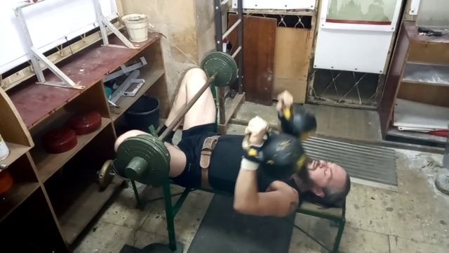 Жим лёжа на скамье двух гирь 100 раз (2х16 кг., 4 мин.) жим гири. Упражнения с гирями. Киев, Украин смотреть онлайн