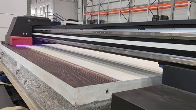 печать рисунка УФ принтером стеновых панелей толщиной 300 мм и размером 1200*3000 смотреть онлайн