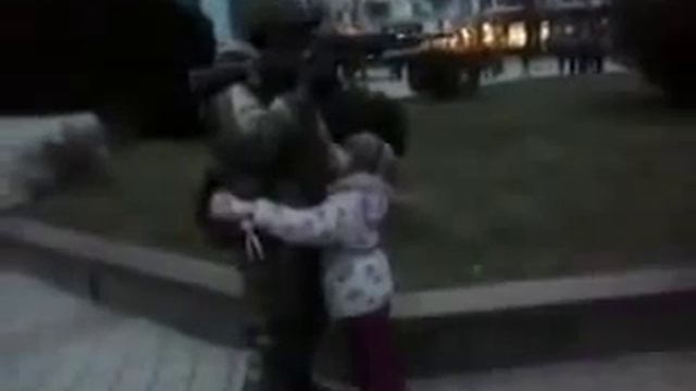 Российский солдат и ребенок. Russian soldier in Crimea and a child. смотреть онлайн