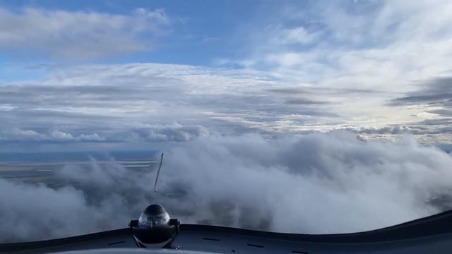 Автожир Auto-gyro “ Cavalon” в облаках смотреть онлайн