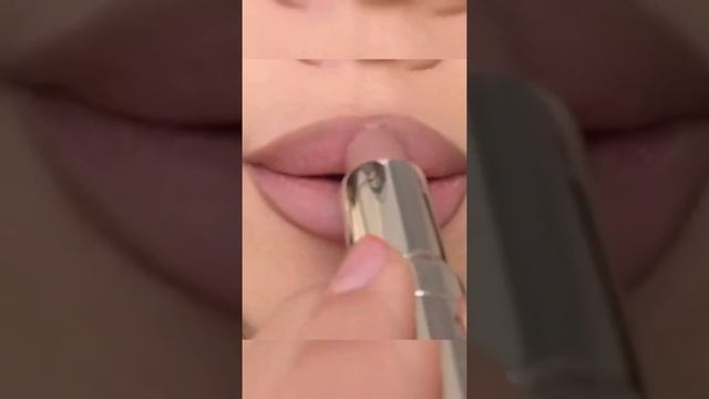нюдовые губы тренд 2021/ визуальное увеличение губ косметикой / нюдовый макияж / бежевые губы помад смотреть онлайн