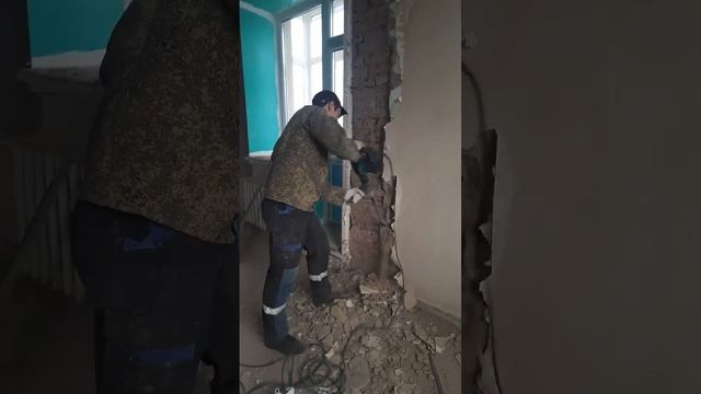 Демонтаж штукатурки. Подготовка квартиры к ремонту #нужныелюди #демонтажомск смотреть онлайн