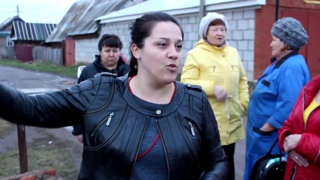 Жители улицы Воробьева сами ремонтируют дорогу смотреть онлайн