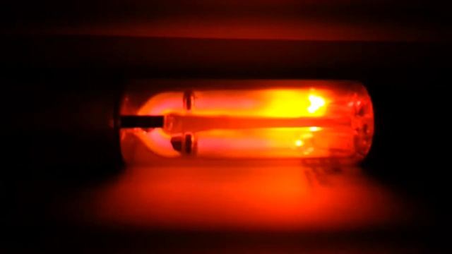 Работа натриевой лампы низкого давления SOX/H 10W. Прогрев и выход на режим. смотреть онлайн