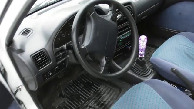 Компактний Сузукі Свіфт (Suzuki Swift) 1997 року. Білий седан в нормальному стані. Автооглядини смотреть онлайн