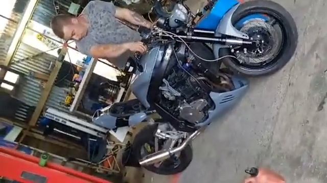 Suzuki GSXR 750 streetfighter! смотреть онлайн