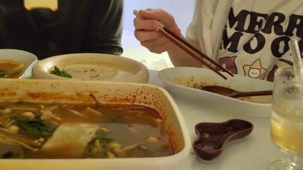 (ENG)VLOG?까만 샌드위치는 처음이지? 탕후루 멸망전, 어묵꼬치 마라 샤브샤브, 한강라면, 카페 파피오, 베란다 텃밭 근황