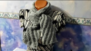 Шарф крючком рельефными столбиками. Комплект шарфик и шапочка. (720p)