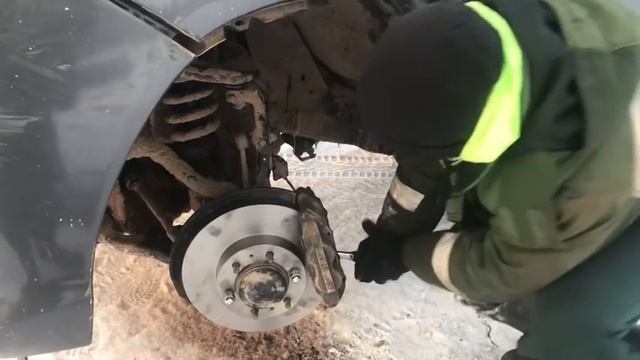 Ремонт в поле. Замена тормозных дисков Toyota Hilux. Какие проблемы могут быть? смотреть онлайн